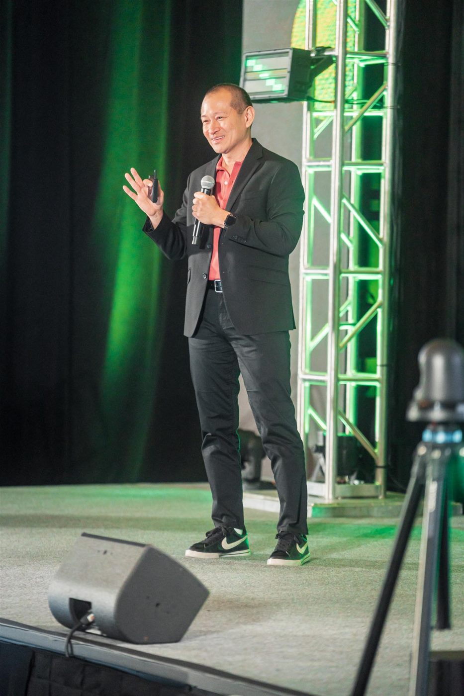 Regie Tiu speaking on stage